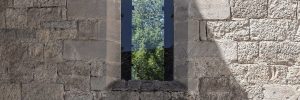 Vidriera transparente de la iglesia de la abadía cisterciense de Beaulieu