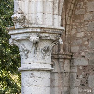 Capitel de los restos de la abadía cisterciense de Fontainejean