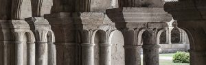 Capiteles del claustro de la abadía cisterciense de Fontenay
