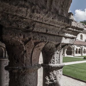 Capiteles del claustro de la abadía cisterciense de Fontenay