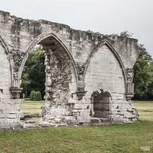 Armarium en el claustro de la abadía cisterciense de Chaalis