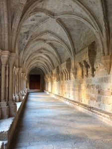 Claustro del monasterio cisterciense de Poblet. Hospedería interna en ezza cister .org
