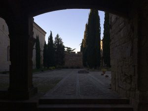 Patio del monasterio cisterciense de Poblet. Hospedería interna en ezza cister .org