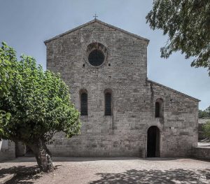 Fachada oeste de la iglesia cisterciense de Le Thoronet