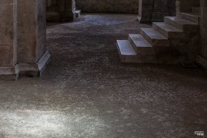 Pavimento de tierra de la iglesia de la abadía cisterciense de Fontenay