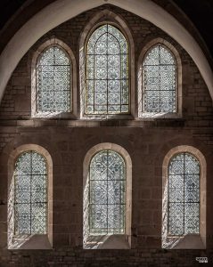 Vidrieras del ábside plano de la iglesia de la abadía cisterciense de Fontenay