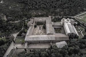 Abadía cisterciense de Fontfroide desde el cielo