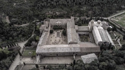 Abadía cisterciense de Fontfroide desde el cielo