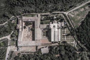 Abadía cisterciense de Fontfroide desde el cielo zenital