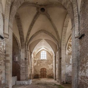 Imagen interior de la iglesia cisterciense de Fontmorigny en la entrada Fachada oeste de la iglesia cisterciense