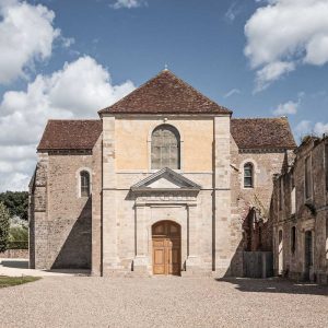 Fachada oeste de la iglesia cisterciense de Fontmorigny