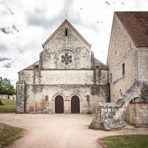 Fachada oeste de la iglesia cisterciense de Noirlac