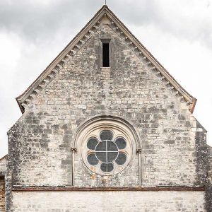 Fachada oeste de la iglesia cisterciense de Noirlac