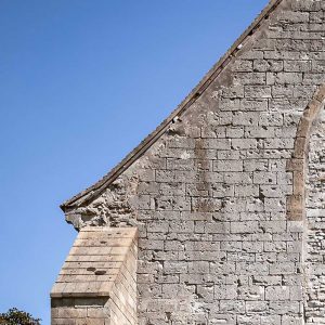 Fachada oeste de la iglesia cisterciense de Varennes