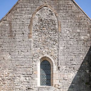 Fachada oeste de la iglesia cisterciense de Varennes