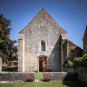 Fachada oeste de la iglesia cisterciense de Varennes