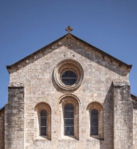 Fachada oeste de la iglesia cisterciense de Silvacane