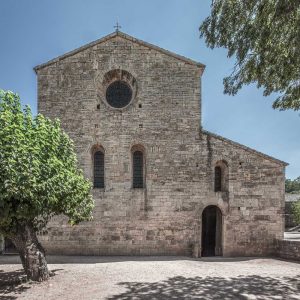 Fachada oeste de la iglesia cisterciense de Le Thoronet