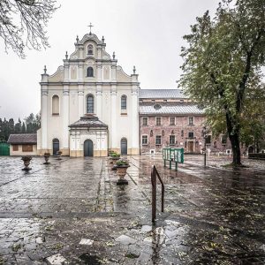 Fachada oeste de la iglesia cisterciense de Mogila