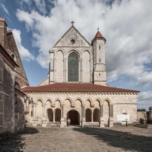 Fachada oeste de la iglesia cisterciense de Pontigny