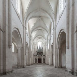 Bellísimo ejemplo de simplicidad en la iglesia cisterciense de Pontigny.
