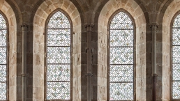 Detalle de las ventanas del refectorio de los monjes del monasterio cisterciense de Huerta