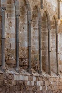 Detalle lateral de las ventanas del refectorio de los monjes del monasterio cisterciense de Huerta