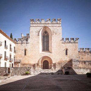 Fachada oeste de la iglesia cisterciense de Santes Creus