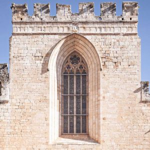 Fachada oeste de la iglesia cisterciense de Santes Creus