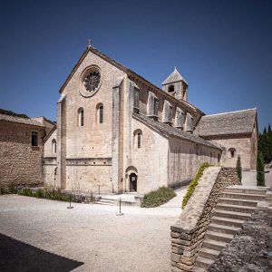 Fachada oeste de la iglesia cisterciense de Senanque.