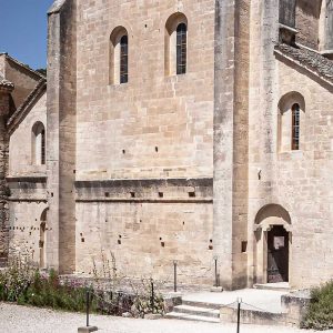 Fachada oeste de la iglesia cisterciense de Senanque
