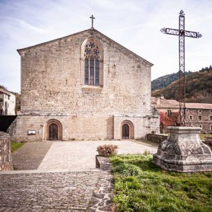 Fachada oeste de la iglesia cisterciense de Sylvanès