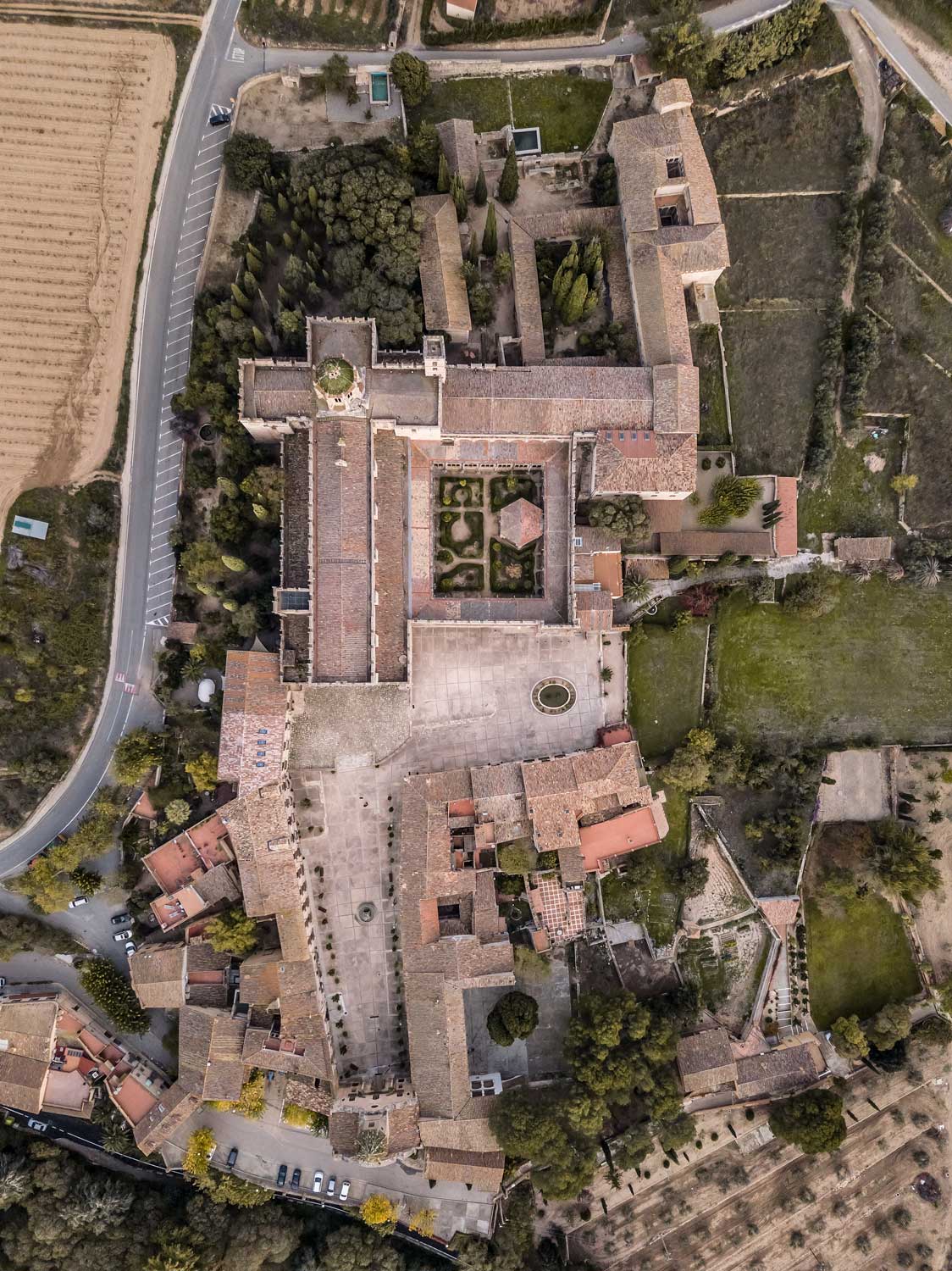 Vista cenital del complejo monástico. Se ve perfectamente la imponente iglesia.
