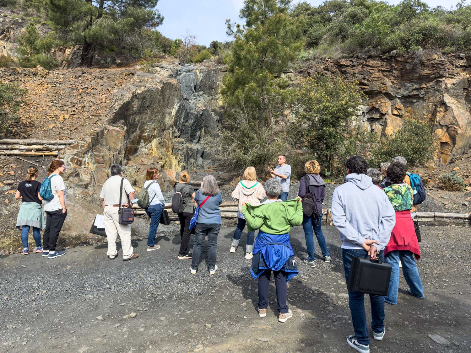Explicación en el lugar donde vamos a tomar muestras de minerales ricos en hierro.