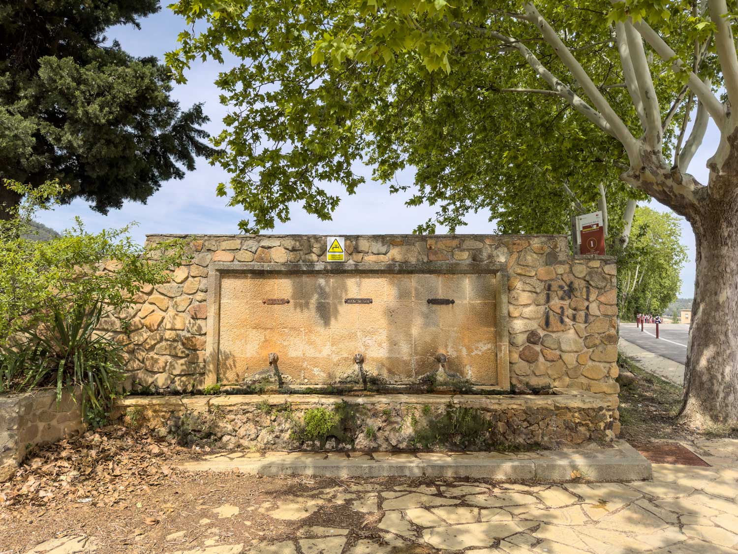 Fuente de Poblet con los tres caños: hierro - magnesia - hierro.