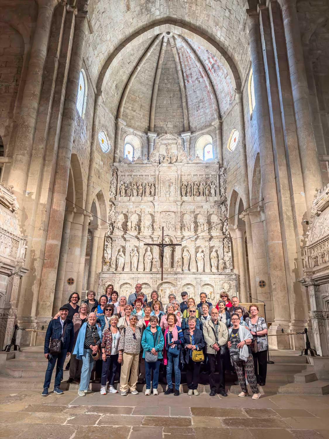 Fotografía de grupo en la iglesia abacial.