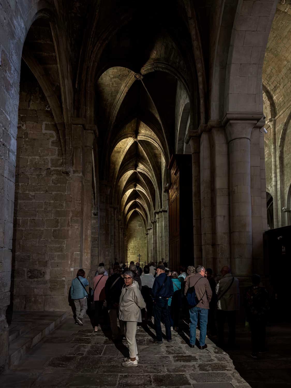 Momentos de silencio frente al espectáculo que nos regala la luz en combinación con las bóvedas de crucería de la nave lateral de la iglesia.
