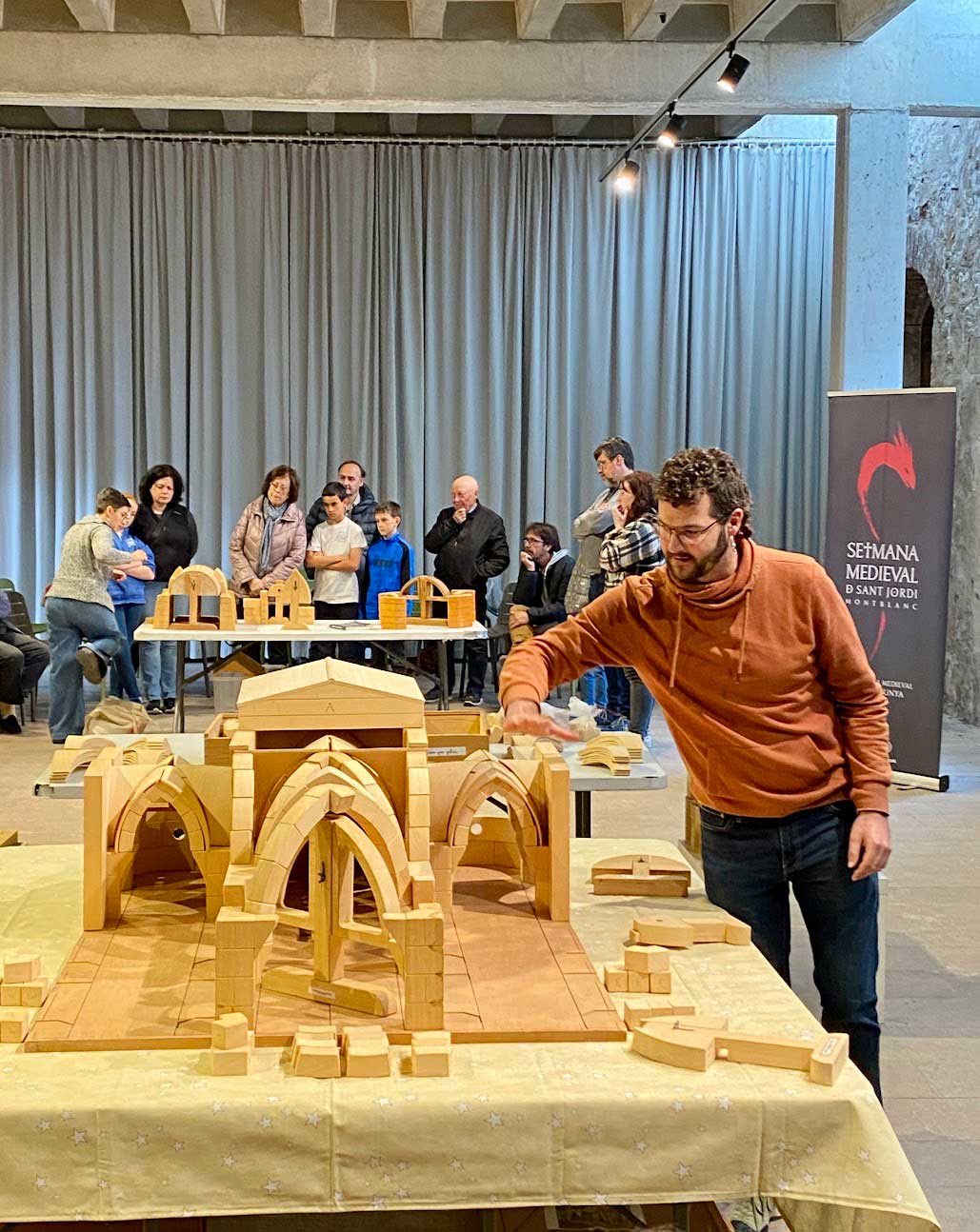 Explicaciones de los elementos constructivos de una iglesia medieval.