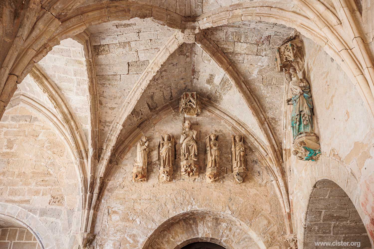 Grupo escultórico sobre la puerta de los monjes del claustro del monasterio cisterciense de Santes Creus. 