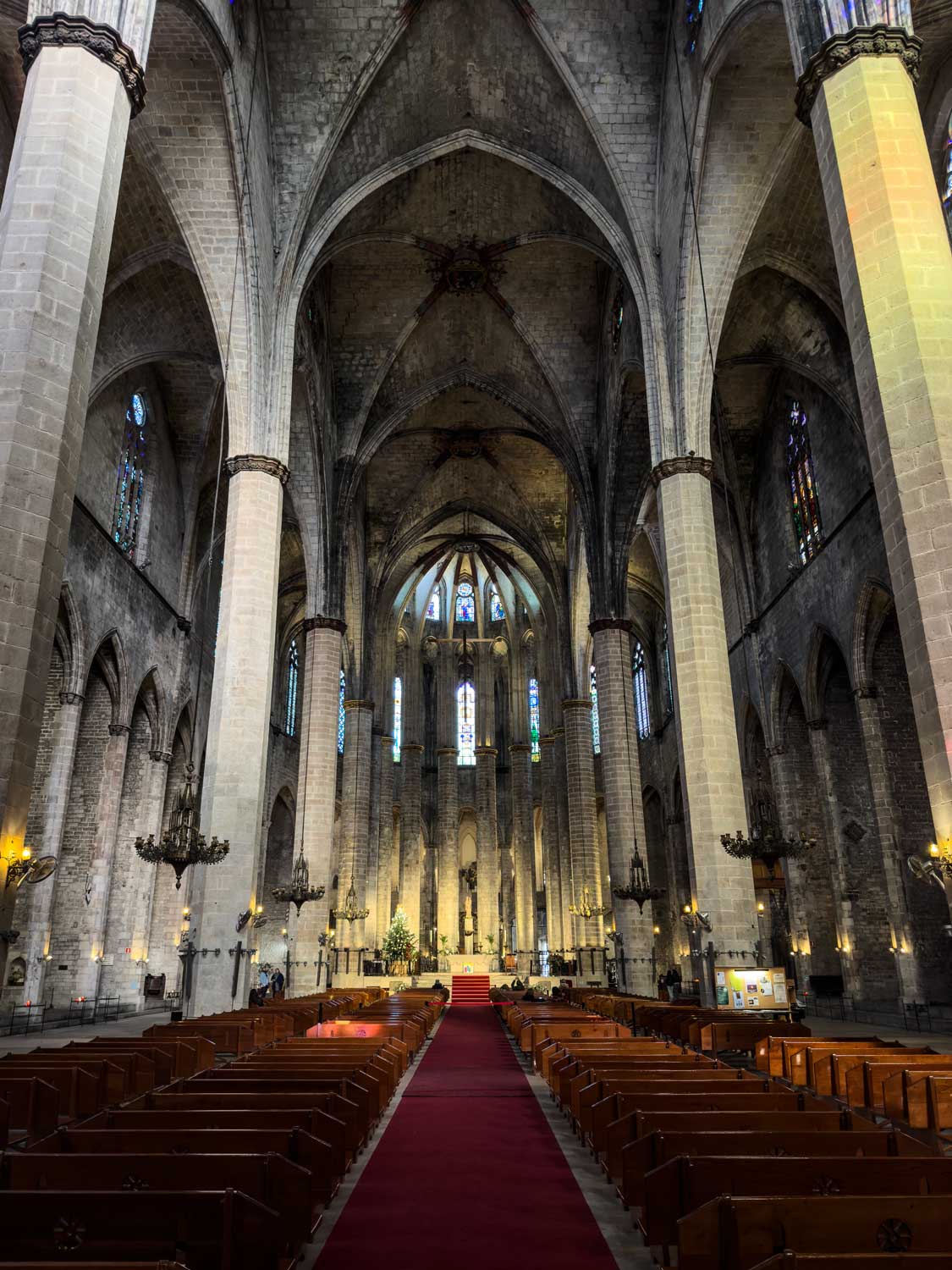 Visión frontal de la nave central, laterales y ábside. 