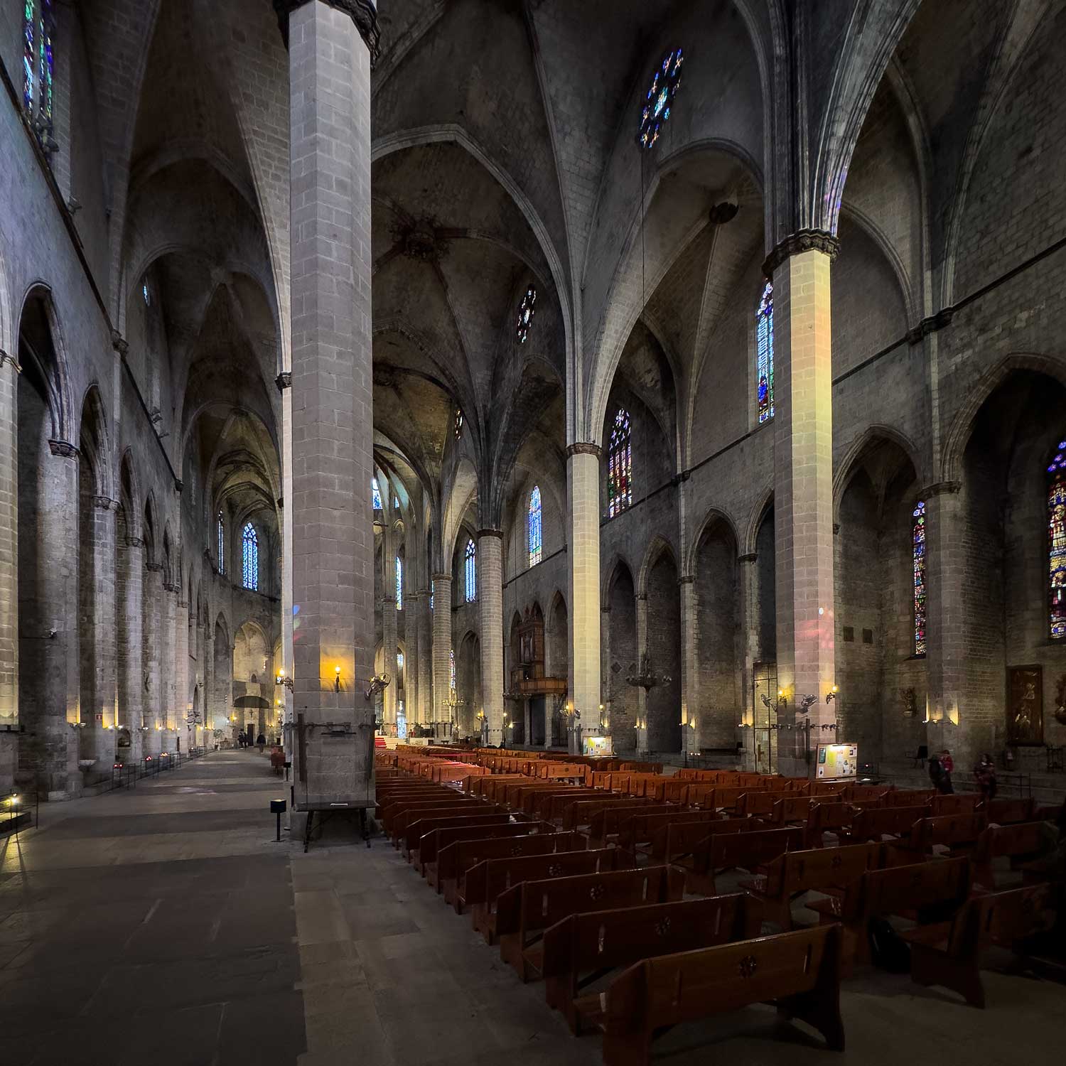 Visión diagonal donde se observa la amplitud espacial de la iglesia “de salón”.