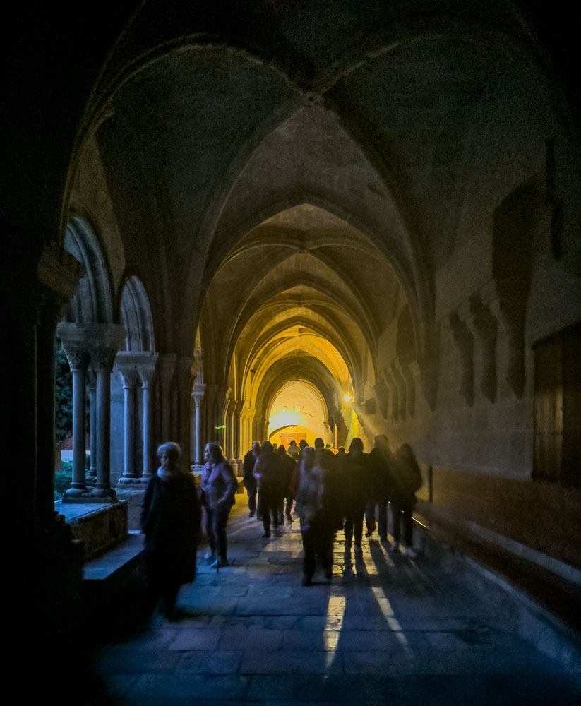 Galeria espiritual del claustro de Poblet al anochecer.