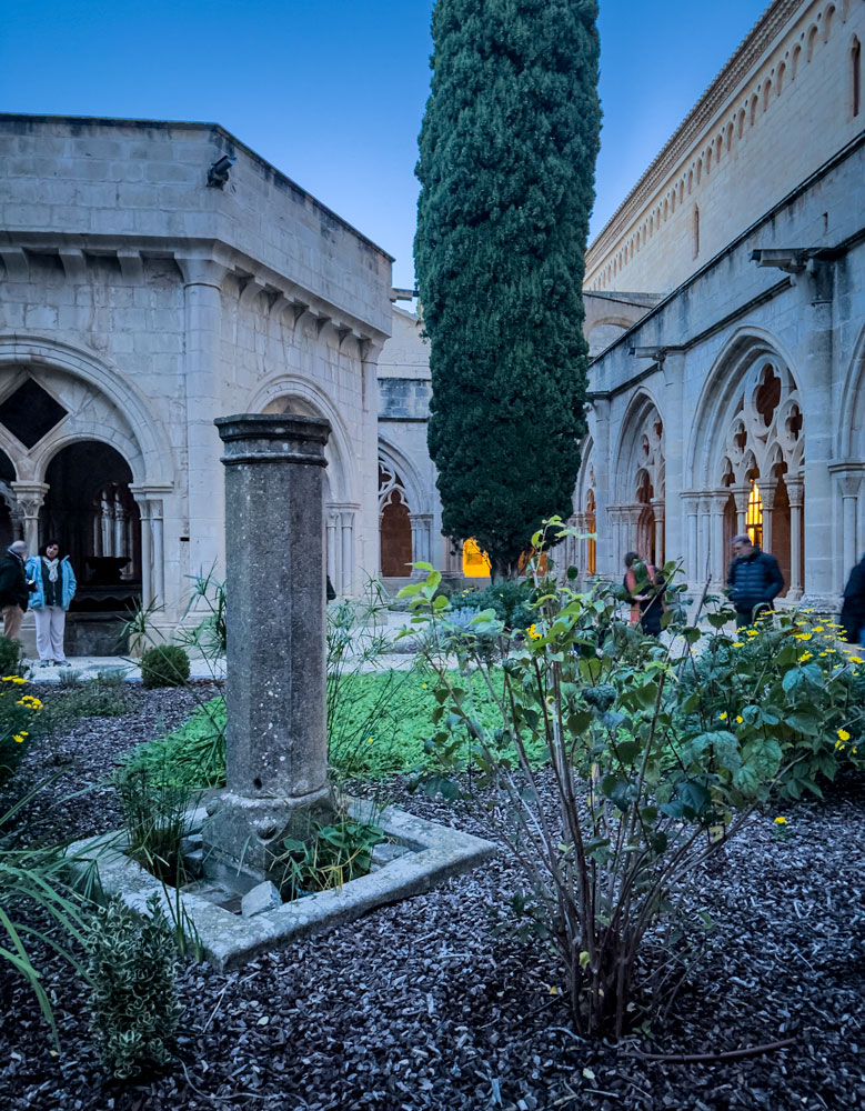 Claustro de Poblet al atardecer.