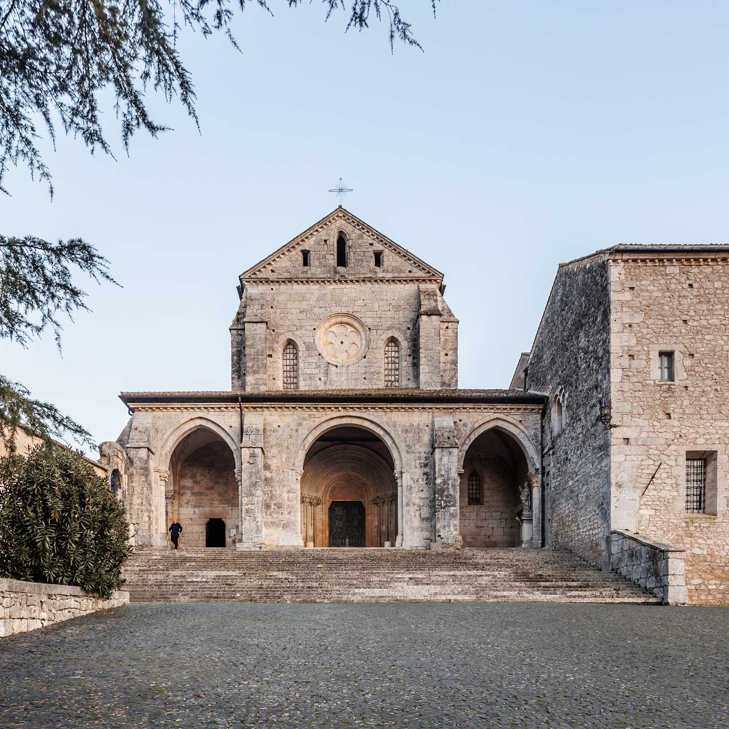 Entrada a la iglesia abacial de Casamari.