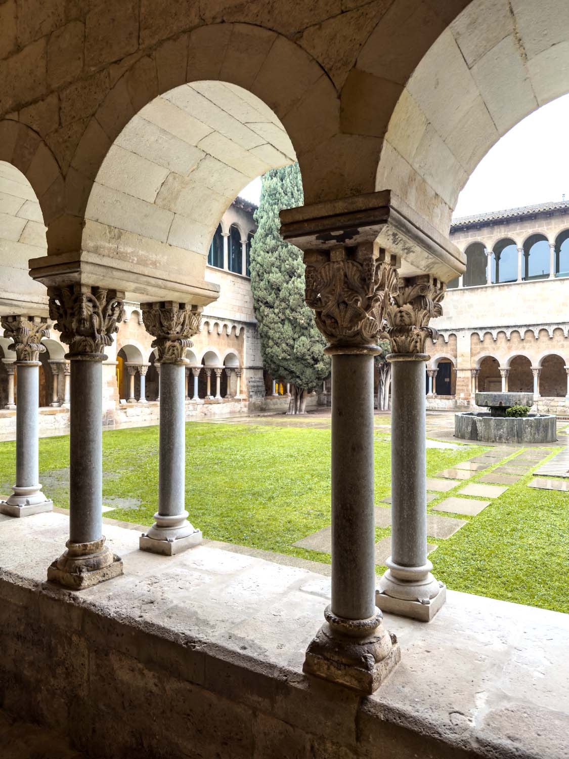 Maravilloso claustro románico con los 144 capiteles esculpidos.