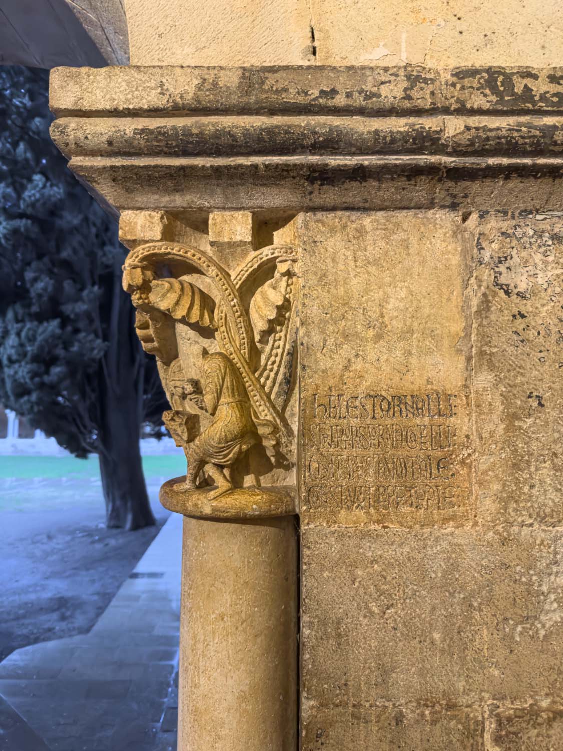 Capitel e inscripción de Arnau Cadell.