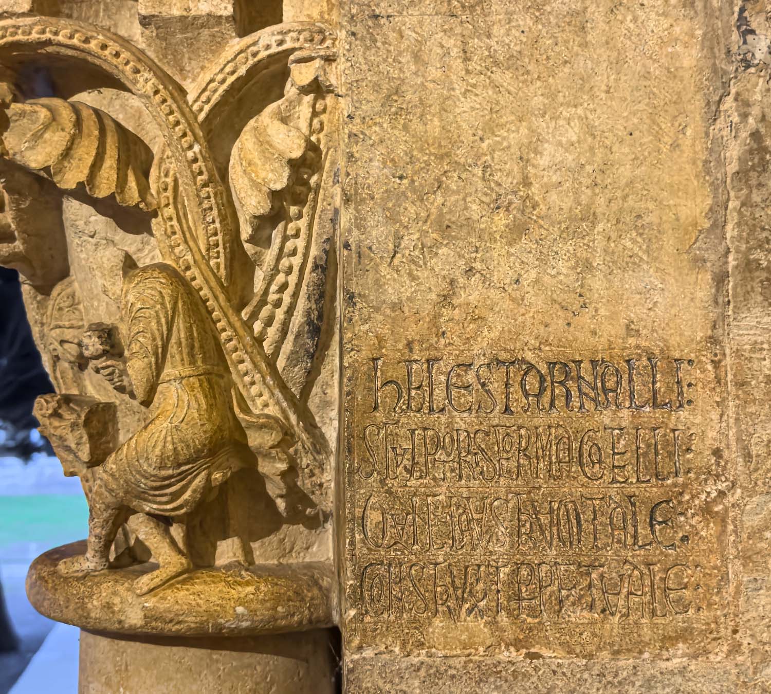 Detalle del capitel e inscripción de Arnau Cadell