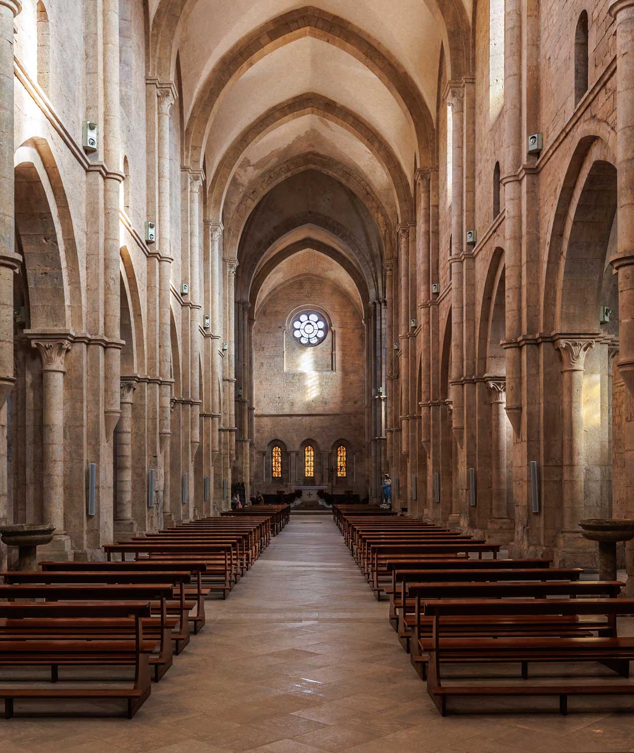 Interior de la iglesia abacial de Fossanova.